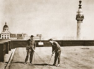 Práctica de golf para oficinistas en el techo de Adelaide House, de Wonderful London, publicado 1926-27 de English Photographer