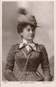 Grace Palotta, actriz de teatro nacida en Austria, como Daisy en la comedia musical The Messenger Boy de English Photographer