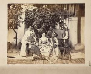 Grupo de maestra y alumnos de la Escuela Normal del Gobierno, Bombay