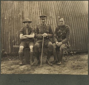 Grupo de tres soldados fuera de una cabaña Nissan, c.1914-18 de English Photographer