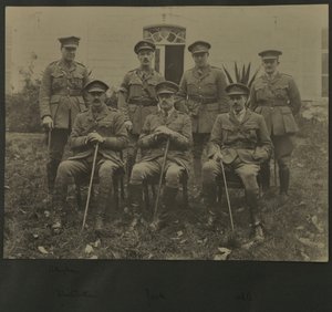 Retrato grupal de siete hombres en uniforme militar, 1914-18 de English Photographer