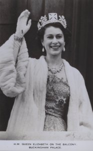 SM la Reina Isabel en el balcón, Palacio de Buckingham (foto en b/n)