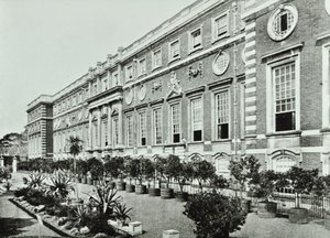 Palacio de Hampton Court, Hampton Court Road, Richmond: La Terraza, Wrens Court, 1896 de English Photographer