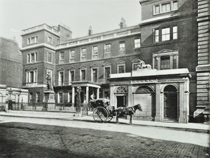 Coche de alquiler fuera de la oficina de guerra Pall Mall, Colección Willis, 1890 de English Photographer