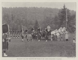 Su Majestad la Reina presentando nuevos colores a los Cameron Highlanders en Balmoral de English Photographer