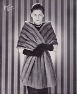 Pieles Herbert Duncan: Royal Pastel Mink (foto b/n) de English Photographer
