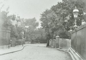 Highgate Archway: enfoque oriental con lámpara antigua fijada a las barandillas, 1896 de English Photographer