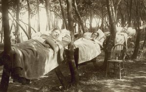 Recolectores de lúpulo durmiendo en hamacas en una granja en Kent