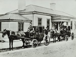 Coches de caballos en la estación de Westbourne Park, 1885 de English Photographer