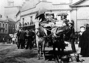Coches de caballos, Oxford Street, Kidderminster, 1910 de English Photographer
