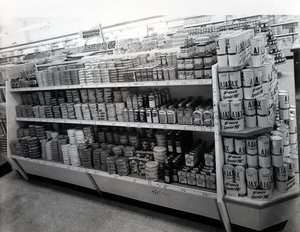 Pasillo de artículos para el hogar, tienda Woolworths, 1956 de English Photographer