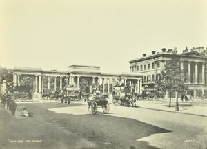 Hyde Park Corner, Westminster LB: mirando al norte, 1896 de English Photographer