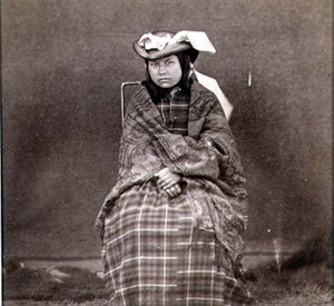 Mujer india con ropa occidental, fotografiada por los Ingenieros Reales en el Paralelo Cuarenta y Nueve