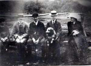 James y Lytton Strachey con Thoby, Adrian y Virginia Stephen en Fritham, Hampshire, 1901 de English Photographer