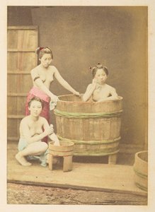 [Japonés] Chicas bañándose, Cuadro de estudio de tres jóvenes japonesas semidesnudas, posadas dentro y alrededor de una bañera circular de madera,  Fotógrafo: Desconocido  Colección Lucas: Registro fotográfico de la gira mundial de Charles James y Morton P de English Photographer