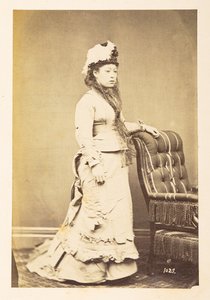 mujer japonesa en vestido europeo, Retrato de estudio de pie de cuerpo entero de una joven japonesa con vestido y sombrero occidentales,  Fotógrafo: Desconocido  Colección Lucas: Registro fotográfico de la gira mundial de Charles James y Morton P, Lucas