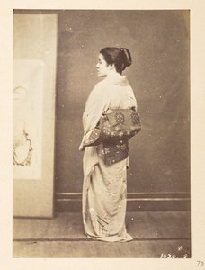 Mujer japonesa con traje tradicional, Fotógrafo: Desconocido  Colección Lucas: Registro fotográfico de la gira mundial de Charles James y Morton P, Lucas de English Photographer