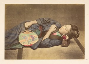 mujer japonesa durmiendo, Retrato de estudio de tres cuartos de longitud de una joven japonesa durmiendo, sosteniendo un ventilador en la mano derecha y con la cabeza apoyada en una almohada de madera,   Fotógrafo: Desconocido  Colección Lucas: Registro fo de English Photographer