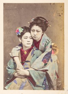 Mujeres japonesas en traje tradicional, Retrato de tres cuartos de longitud de dos mujeres jóvenes, una sentada, la otra inclinada sobre su hombro con los brazos alrededor de ella,  Fotógrafo: Desconocido  Colección Lucas: Registro fotográfico de la gira m de English Photographer