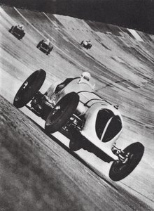 El Napier-Railton de John Cobb compitiendo en Brooklands (foto en blanco y negro)