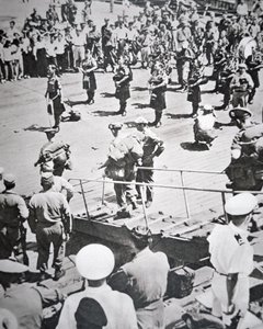 Gaiteros con falda escocesa desembarcan del 1er Batallón Argyll y Sutherland Highlanders del HMS Ceylon en Pusan, 29 de agosto de 1950 de English Photographer