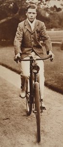El Rey Eduardo VIII montando su bicicleta en 1911 de English Photographer