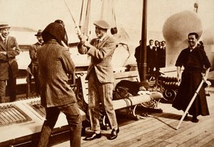 El Rey Eduardo VIII probando un casco de esgrima japonés, 1922 de English Photographer
