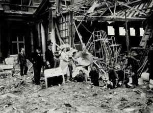 El Rey Jorge VI y la Reina Isabel, junto con Winston Churchill, inspeccionando daños por bombas, presumiblemente en el Palacio de Buckingham de English Photographer