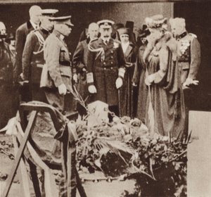 El Rey Jorge V rindiendo homenaje en la tumba de la enfermera Edith Cavell en Bélgica de English Photographer