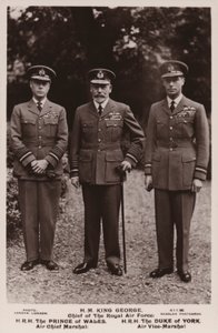 El Rey Jorge V, el Príncipe de Gales y el Duque de York en uniforme de la Fuerza Aérea