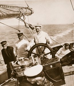 El Rey Jorge al Timón de su Yate Britannia, años 1920-30 de English Photographer