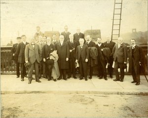 Reconstrucción del puente de Kirkstall, inaugurada por Alderman F. M. Lupton, J.P., 28 de junio de 1912 (foto b/n) de English Photographer