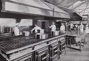 Cocina de un departamento gubernamental, HM Office of Works, con aparatos de gas (foto b/n) de English Photographer