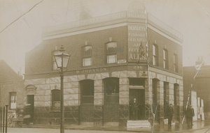 Lads of the Village, Mary Anne Street, Stepney, Londres de English Photographer