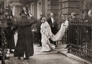 Lady Elizabeth Bowes Lyon camino a su boda el 26 de abril de 1923, con S.A.R. El Duque de York, luego Rey Jorge VI, de La Historia de Veinticinco Años, publicado en 1935 de English Photographer