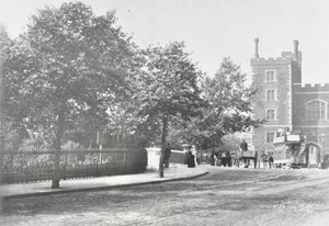 Lambeth Bridge: carretera de acceso con Lambeth Palace al fondo, 1897 de English Photographer