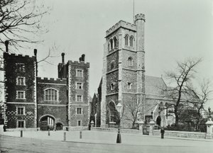 Lambeth PalaceSaint Marys Church, Lambeth Palace Road: entrada y Saint Marys Church, 1890 de English Photographer