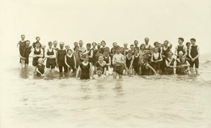 Gran grupo de nadadores de pie en el agua (foto b/n) de English Photographer