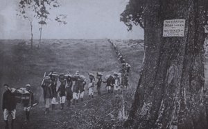 Fila de hombres llevando mercancías desde el ecuador hasta Selfridges, Londres de English Photographer