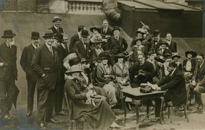 Escuchando a Sir James Barrie leer The Admirable Crichton en el techo de Wyndham en 1912 de English Photographer
