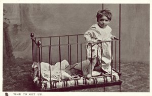 Niño pequeño en una cuna