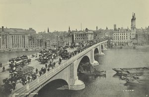 London Bridge: ómnibus tirados por caballos y carro, así como peatones, cruzan el puente, 1895