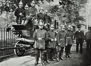 London Fire Brigade: grupo de bomberos, con motor y llaves de paso, 1895 de English Photographer