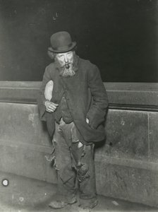 Vagabundo con una pipa, Londres de English Photographer