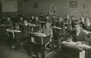 Alumnos varones sentados detrás de sus escritorios durante una lección en la escuela
