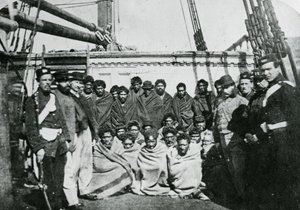 Prisioneros maoríes a bordo de un pontón prisión en el puerto de Wellington, 1866