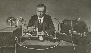 Marconi con un aparato inalámbrico temprano de English Photographer