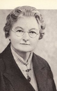 Margaret Bondfield, diputada laborista y primera ministra de gabinete en el gobierno británico (foto en blanco y negro) de English Photographer