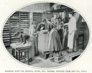 Marcando jabón para hoteles, clubes, etc. (Messrs. Edward Cook and Co., Ltd.) de English Photographer