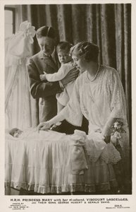 María, Princesa Real, y su esposo, el Vizconde Lascelles, con sus hijos, George y Gerald de English Photographer